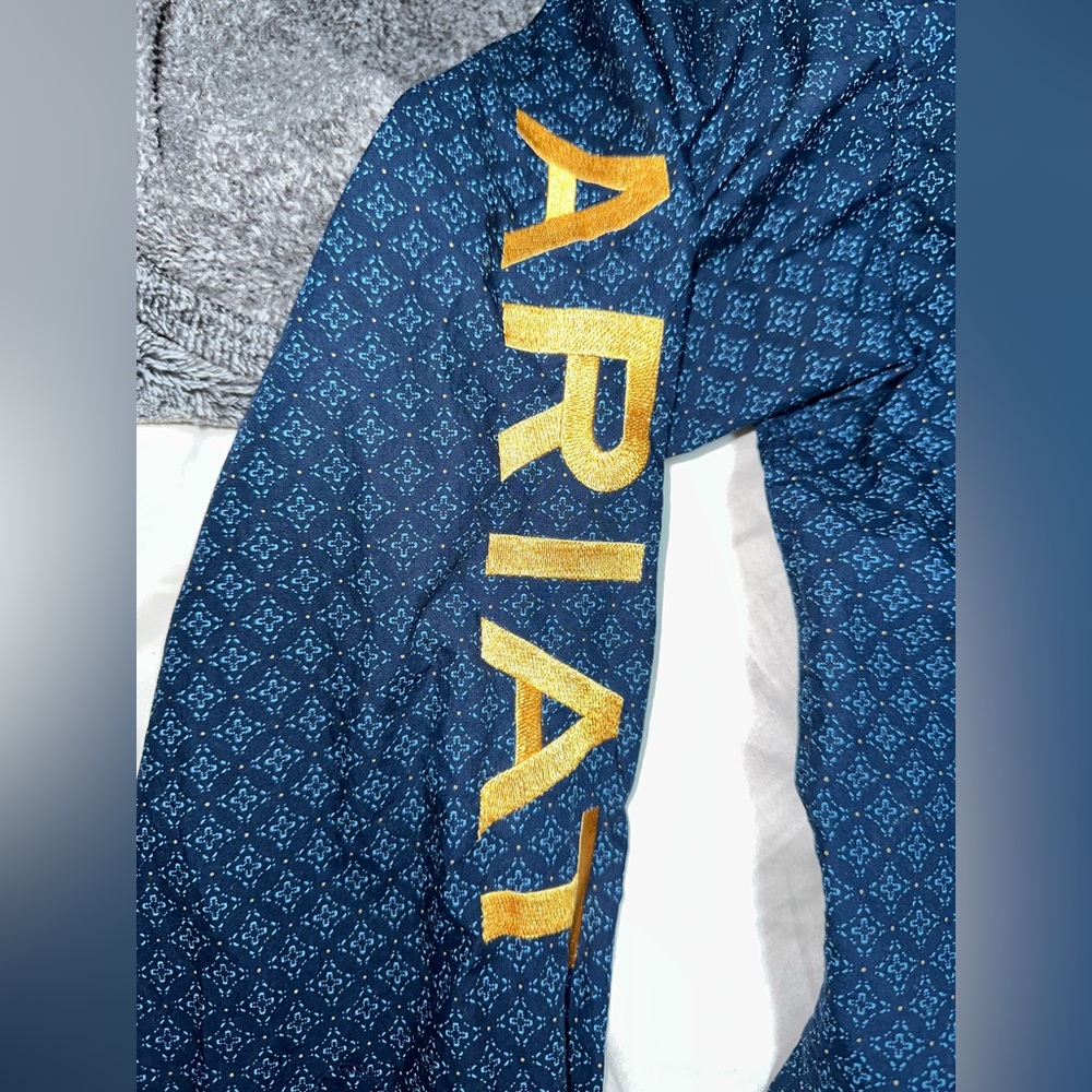 Ariat shirt fitted. Size XS - Picture 4 of 5